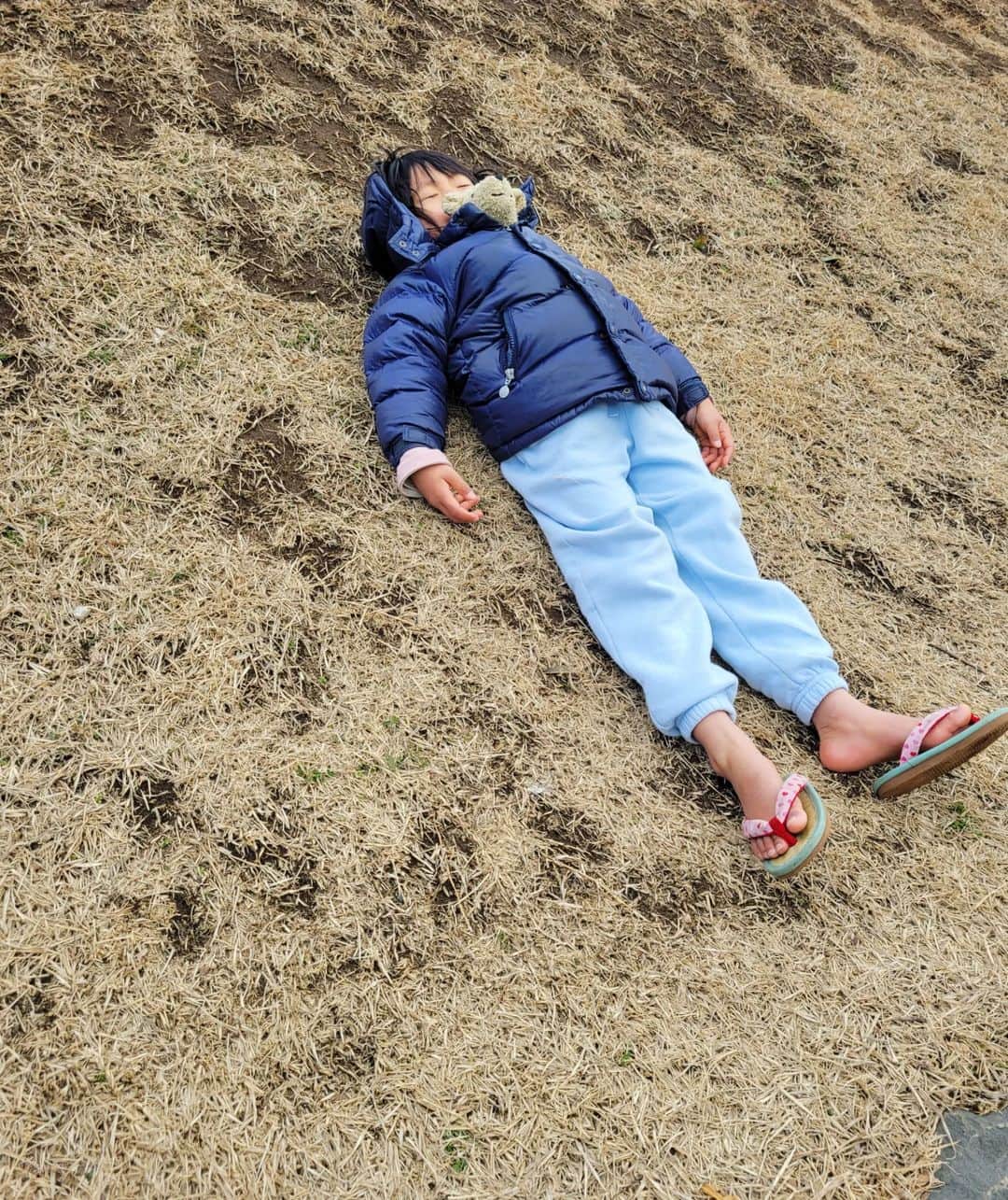 本仮屋リイナのインスタグラム：「「大人になったら何になりたい？」と聞くと、「何にもなりたくないの。このまま、わたしのまま、ただ大人になるただけ。」との答え。⁡ ⁡ふ、深いな。⁡ ⁡#春から幼稚園児 ⁡ ⁡#寒波でも草履 ⁡ ⁡#いつもいっしょのクマは実は兄貴の🐻‍⁡ ⁡#兄貴がいない間ずっと持ち歩いている」