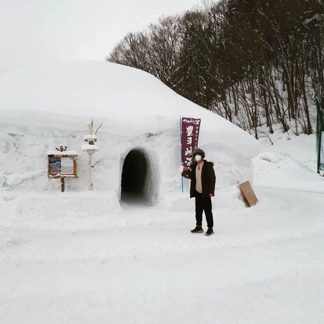 末野卓磨のインスタグラム：「豊平峡温泉にあった巨大かまくら❗  中ではジンギスカンが出来るみたい？  そして、名物はインドの方が作る本場のカレー。まじ旨い。 良くある顔よりデカイナン❗️ってのと、チャーシュー入りのナン❗旨いナン❗  ちなみに、温泉は前に入ったので、今回は湯の花温泉に行きました。  雪に囲まれてる露天風呂は天国。  最高に癒しでした。  #北海道　#豊平峡　#かまくら　#雪　#カレー　#ナン」