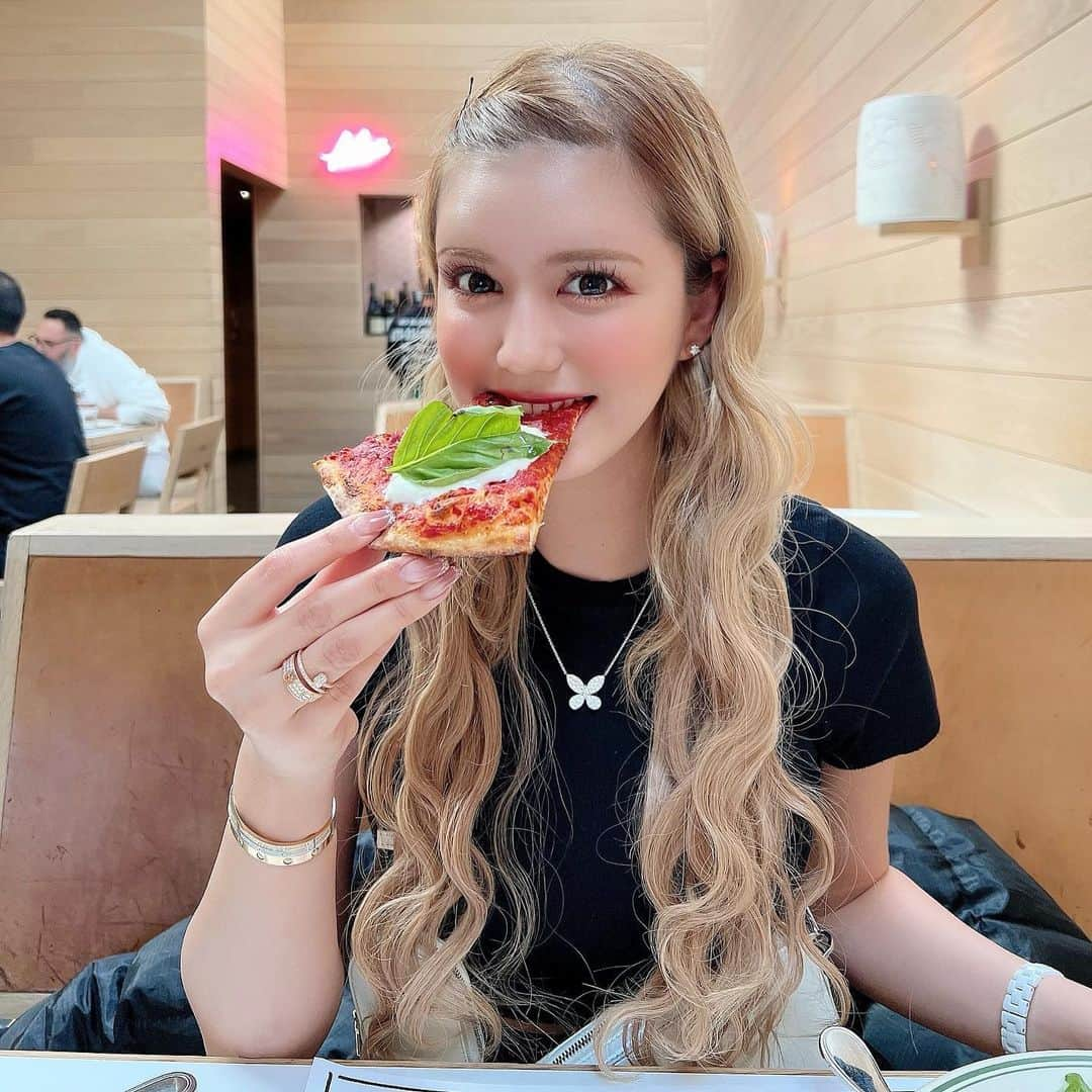 紗蘭のインスタグラム：「Jon&Vinny's🍕❤️ LAで絶対にここのピザが食べたくて、実際に食べてみたら美味しすぎてビックリ😍💕✨ これはLA WOMANって名前のピザで、トマトソースベースにチーズがのってて、マルゲリータと似てた😯🍕 マルゲリータはまた別でメニューにあったよ🙊 LA滞在中もう1回食べたかったけど時間なくて行けなかったからまた今度🫶🏻❤️ #jonandvinnys #LA #losangeles #ロサンゼルス #ロサンゼルスグルメ #pizza」