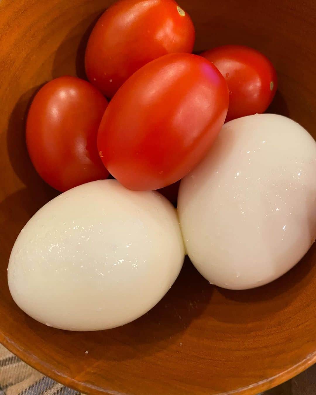 大谷雅恵さんのインスタグラム写真 - (大谷雅恵Instagram)「最近はトマトの種類も増えましたよね🍅  このトマトは熱調理をすることで美味しくなるとの事でしたがそのまま食べてみました。  結構すっぱい。  そして翌日焼いてみても酸っぱかった😶‍🌫️ でも身体に良さそうなので食べる。  いまほぼ食事制限のみで減量中です。 1ヶ月半でマイナス7.8kg。  野菜の美味しさといっぱい食べてもカロリーが低い魅力にすっかりハマっております🥦  3月中にあと8kg落とします。  #40歳のダイエット  #野菜料理  #アレッタ #ゆで卵  #ブロッコリー #キャベツ #なんちゃってお好み焼き #ミニトマト #お風呂ダイエット #睡眠 #美容 #体組成計」2月16日 19時15分 - masababy225