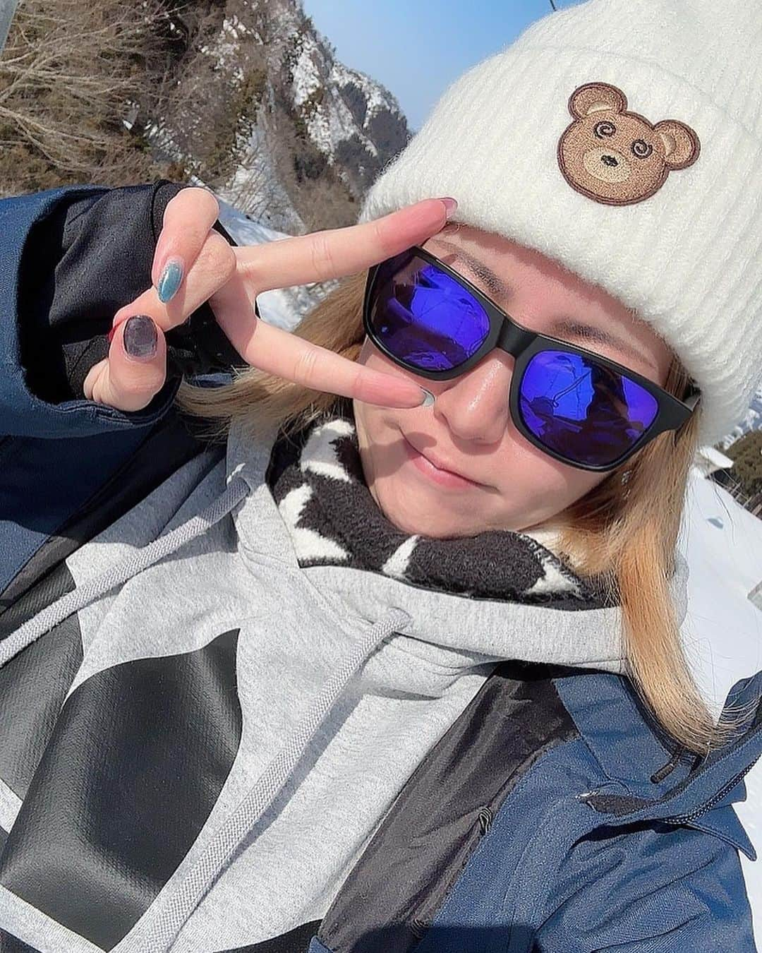 篠崎ゆうきのインスタグラム：「★  舞子🏂💨💨💨  着替えてとりあえず生🍻🍺 顔あかーい❤️笑  新潟の日本酒はおいち🍚🌾✨  #越後湯沢 #舞子スノーリゾート  #晴天 #日焼けした #スノボー女子  #スノーボード #すっぴん失礼します #篠崎ゆうき」