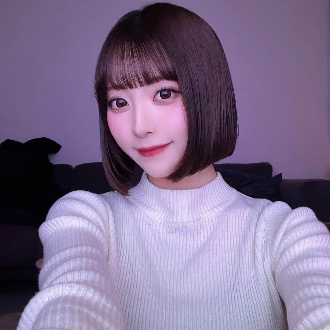 戸澤あいりのインスタグラム：「. ボブ復活✄  まつげパーマもしてもらったよ❤︎」
