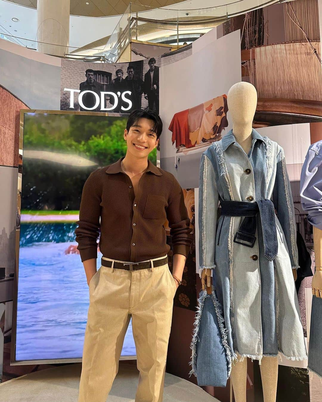 ウィ・ハジュンさんのインスタグラム写真 - (ウィ・ハジュンInstagram)「토즈(@tods) 크리에이티브 디렉터 발테르 키아포니(@walterchiapponi)가 선보이는 2023 봄 컬렉션을 롯데백화점 잠실점 에비뉴엘 팝업스토어에서  만나보세요.! 2월25일 토요일까지 진행 됩니다.!💪🤗🥰 #토즈 #TodsSS23 @tods」2月16日 19時40分 - wi__wi__wi