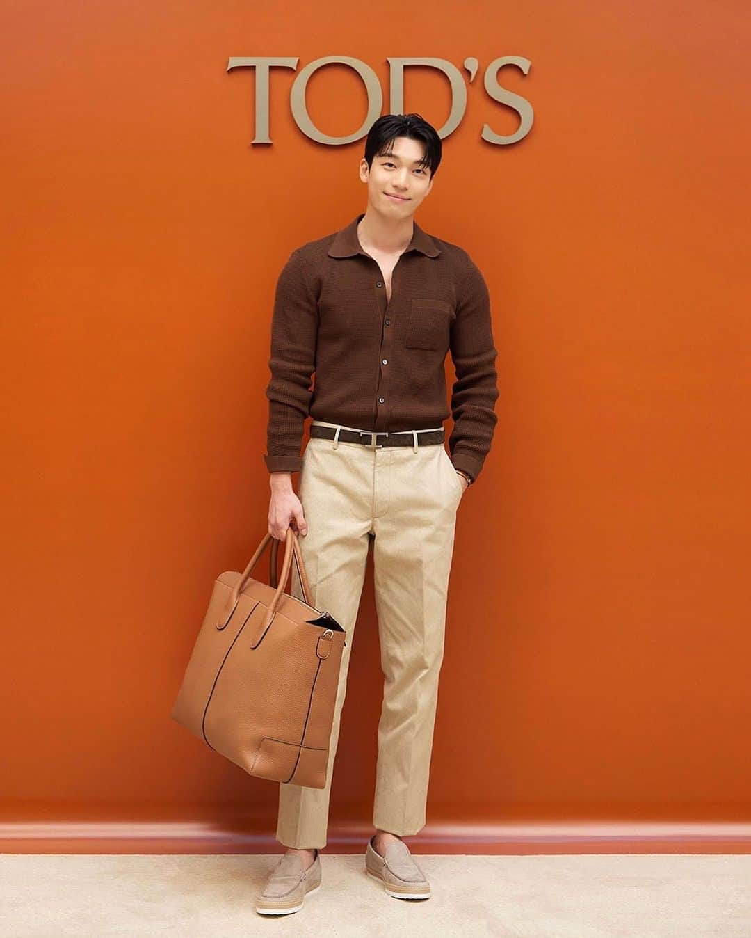 ウィ・ハジュンのインスタグラム：「토즈(@tods) 크리에이티브 디렉터 발테르 키아포니(@walterchiapponi)가 선보이는 2023 봄 컬렉션을 롯데백화점 잠실점 에비뉴엘 팝업스토어에서  만나보세요.! 2월25일 토요일까지 진행 됩니다.!💪🤗🥰 #토즈 #TodsSS23 @tods」