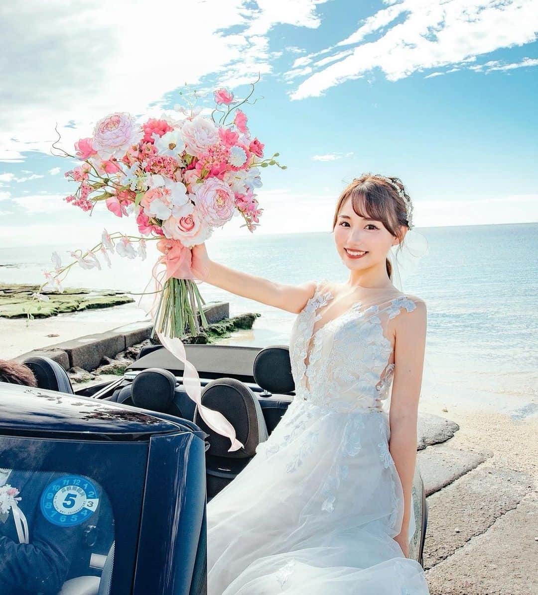 加藤里奈のインスタグラム：「⋆  沖縄の海で @ryo.izumida に撮ってもらった写真♡  最高に綺麗でいい思い出になりました🏝  ありがとう♡！  #プレ花嫁 #花嫁 #沖縄婚 #リゾート婚 #ブーケ #結婚式  #ウェルカムスペース #東海プレ花嫁  #ウエディングドレス  #ウェディングドレス選び #thehany #2023春婚 #2022夏婚 #披露宴 #披露宴会場コーディネート #卒花嫁 #プレ花嫁準備 #プレ花嫁さんと繋がりたい #プレ花嫁ダイエット #プレ花嫁2022 #ウェディング前撮り #沖縄挙式 #カラードレス #ラソールガーデンアリビラ #花嫁ヘアスタイル #ドレス迷子 #卒花嫁レポ #ゼクシィ2023 #ブライダルモデル」