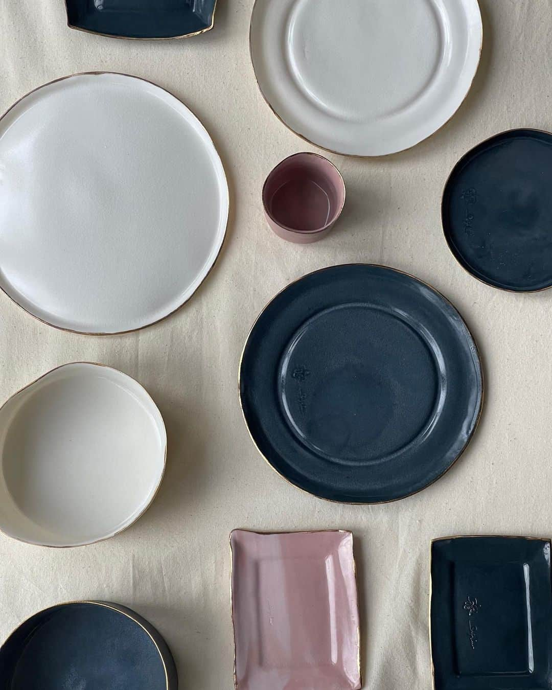 ADELAIDEのインスタグラム：「SEDA SENER @sedasenerceramics   セダ・セナーの陶芸作品は約6年前に始まり、以来、陶芸の世界で日々情熱を育んでいる。 セダは陶芸に取り組む中で、素材を作り、感じ、理解することに満足感を覚え、これらの経験すべてを制作過程と作品に集約。 感覚を研ぎ澄まし、その必要性を忘れることなく、まず自分自身と素材とその限界を探求する。  日本初上陸トルコベースのハンドメイドで製作されるセラミックコレクション。 デザイナーのSena Seder自身の手で練って、形成された陶器たちは、二つとして同じものはなく、その一点一点からクラフトマンシップが伝わる作品です。  - ADELAIDE EXCLUSIVE ITEM / BLACK - ADELAIDEとのコラボレーションカラーであるブラックを展開し、シンボルデザインが刻印されたエクスクルーシブセラミックラインです。」