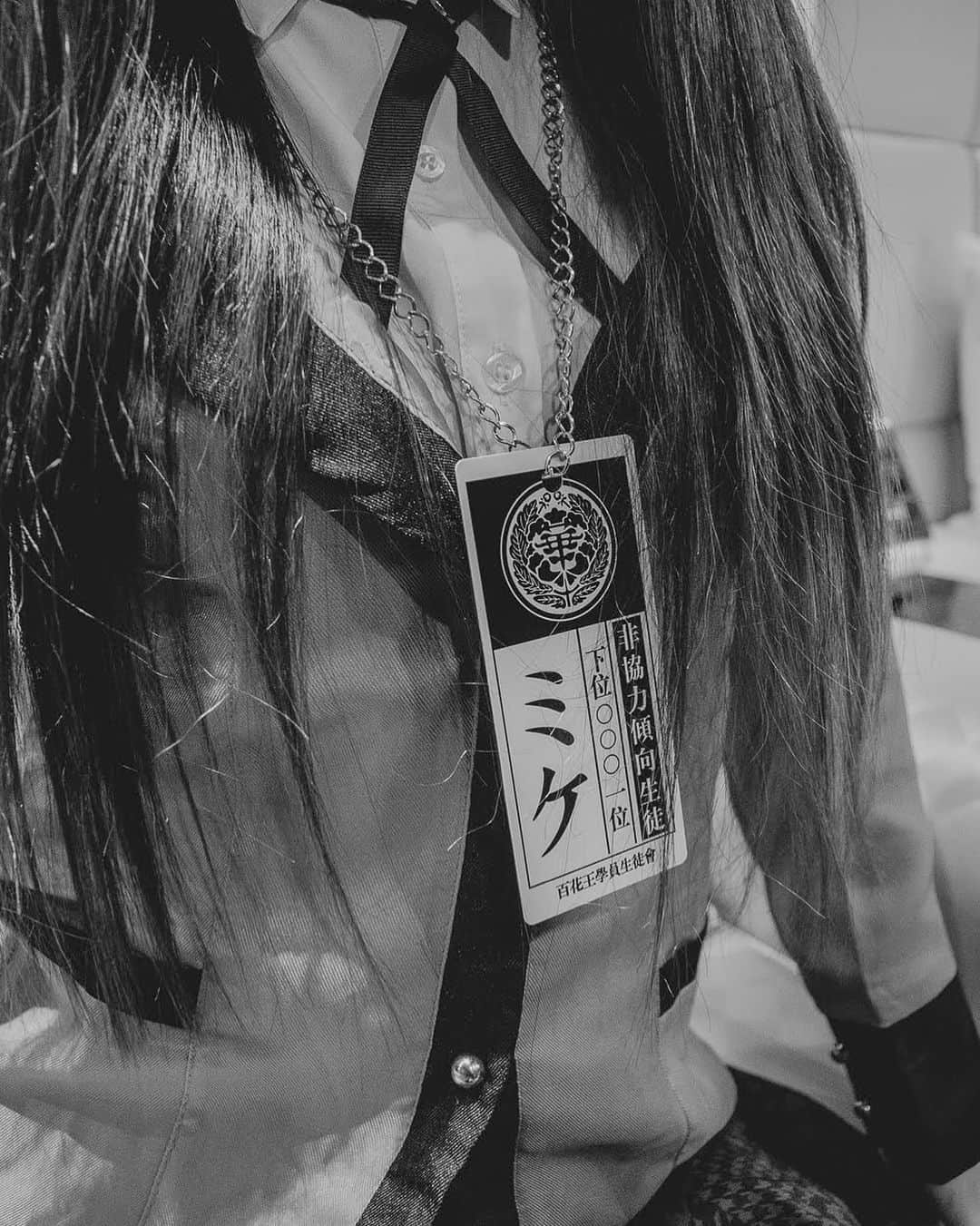 松田ゆう姫のインスタグラム：「#ミケ  #賭ケグルイ  #蛇喰夢子   Photographer @hiddenblackmask   ゲームやる時間ない🎮  #東京 #撮影 #コスプレ #ポートレート #モノクロ #ファインダー越しの私の世界  #tokyo #shoot #shooting #cosplaygirl #tattoomodel #japanesegirl #kakegurui #jabamiyumeko #portrait #portraitphotography #photography #monochrome #blackandwhite」