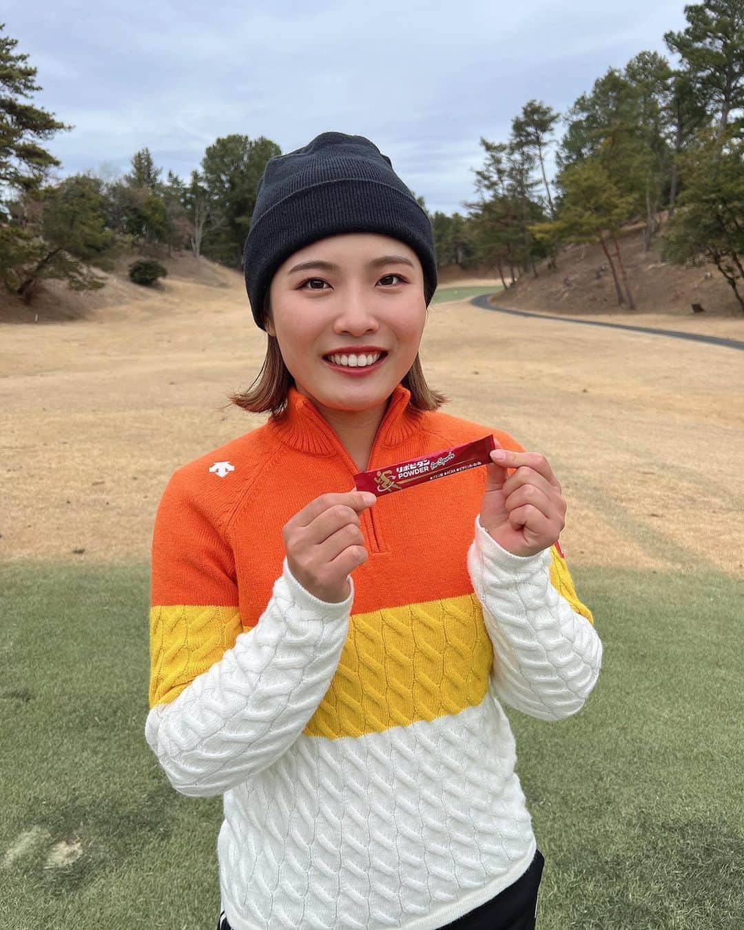 安藤京佳のインスタグラム：「. 私の所属するDSPEと大正製薬様のキャペーンと商品のご紹介です☺️  ラウンド後のアミノ酸摂取にはリポビタンパウダー for Sportsがおすすめです☝️ 明日のためにも私はリポビタンパウダー for Sportsをラウンド後に飲むようにしています！ リポビタンパウダー for Sportsは、トロピカルパイナップル風味で飲みやすい🍍 リポビタンパウダー for Sportsは、運動で消耗したアミノ酸やクエン酸を素早く摂取できます！ リポビタンパウダー for Sportsは水なしでも手軽に飲めるのがよいですね🙆‍♀️  \Instagramキャンペーン実施中!/ DSPEでは、リポビタン for Sportsを購入した方を対象に「レッスン会ご招待キャンペーン」を開催中! ドラッグストアまたはオンライン通販等でお買い求めのリポビタン for Sports商品(ショット・ゼリー・パウダー[栄養補助食品] のうち1つ以上)の写真を撮って応募してくださいね。応募していただいた方の中から抽選で10名様をDSPEメンバーによるレッス ン会にご招待します。 リポビタン for Sports ブランドサイト https://brand.taisho.co.jp/lipovitan/sports/ ■応募方法 Instagramアカウント　@dspegolf をフォローし、ハッシュタグ「#リポスポDSPE」をキャプション(投稿本文)につけて商品写真を通 常投稿してください。応募期間は2023年2月1日から2023年2月28日まで。応募期間終了後、2023年3月31日までに当選の方にのみダ イレクトメッセージをお送りします。3月31日まではフォローを外さないようにご注意ください。 ※複数回投稿された方は1回のみ抽選対象とさせて頂きます。 ※写真に人物が映り込んでいた場合に肖像権侵害などの責任は負いかねます。 ※レッスン会の時期は2023年4〜5月、場所は関東近郊を予定しています。詳細は当選者の方へご連絡します。 ※当選時にお伺いする個人情報は本キャンペーン以外の目的では利用いたしません。 ※本キャンペーンに関するお問い合わせはinfo@dsp.golfへお願いします。 ※本投稿は大正製薬とDSPEの共同プロモーションによるものです。 #リポビタンforSports #大正製薬 #DSPE #ゴルフ」