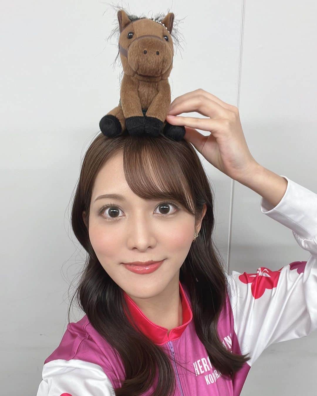 のインスタグラム：「小倉大賞典まであと＼3日／ * こういう時はついつい乗せて撮りがち。笑 コクラッチャを携帯のロック画面にしてるよっ🐴✌️✨」