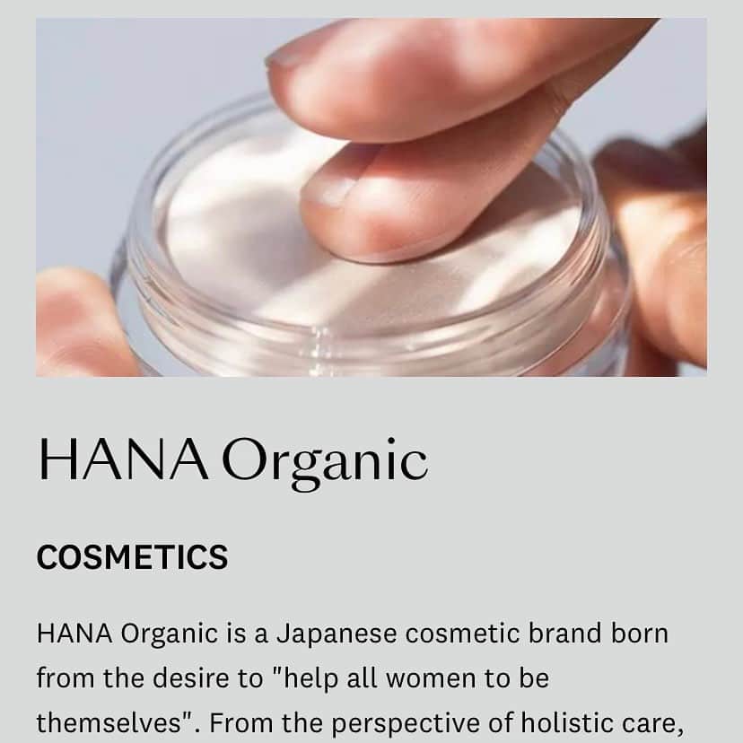 HANA ORGANICのインスタグラム：「ㅤㅤㅤㅤㅤㅤㅤㅤㅤㅤㅤㅤㅤ 4000年以上の歴史がある聖なる香木、老山白檀(インディアンサンダルウッド)。  アーユルヴェーダや中医学でも古来から用いられ、様々な宗教の祈りの儀式でも用いられてきました。  その効能から乱獲されてしまい近年では非常に希少なものに。  そんな中、インド産老山白檀の植林に20年以上かけて成功し、心材のみから抽出される貴重なパウダーを安定供給する専門メーカーと出会いました。  そしてこの度、貴重な老山白檀を練り込んだ HANA ORGANIC の「塗香ルミナイザー」を、専門メーカー〈QUINTIS〉さんのホームページにてご紹介いただきました✨  @quintissandalwood  ▲こちらのQUINTIS さんのアカウントの ウェブサイト＞MENU＞About＞Friends of the House でご覧いただけます☺️  #老山白檀  #サンダルウッド  #アーユルヴェーダ  #塗香ルミナイザー」