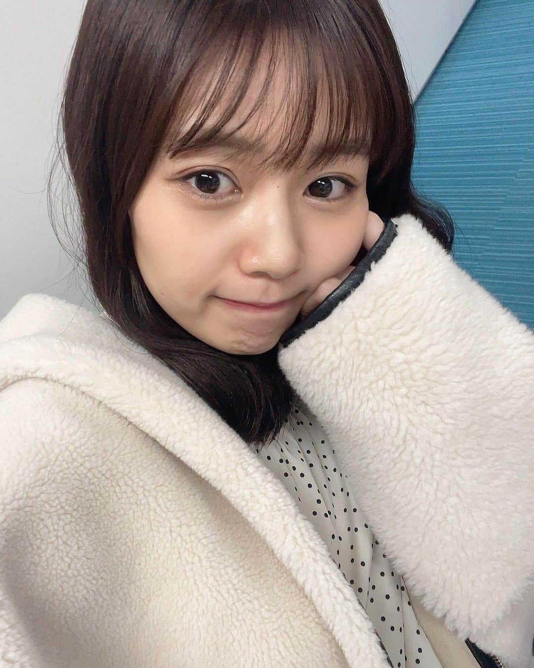 杉浦みずきのインスタグラム：「. 久々に肌ケアに関する投稿❤︎  最近冬の乾燥と花粉が合わさってめっちゃ肌の調子悪くなってたから久しぶりに乳酸菌ピーリングかけこんだ😂 やっぱり安心感すごい  あとずっと同じ化粧水使ってて、ちょうどなくなったタイミングやったから試しに新しいの変えてみようかな〜と思いCICAの化粧水使い始めた✨ 最近はくすみケアに力入れようかな〜と思っております またどんな感じか報告します😉  @unelimit_hana さんいつもありがとうございます💗  @unelimit_official  #乳酸菌ピーリング　#ピーリング #アモズコスメ　#CICA」