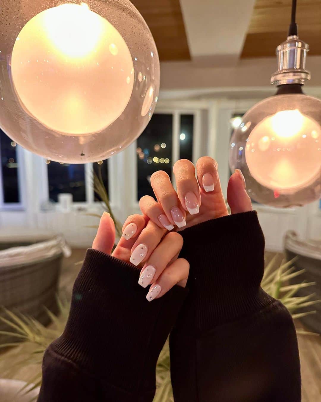 志田友美（ゆうみん）のインスタグラム：「２月の誕生日ネイル💅🏼  冬はホワイトやりがち🥺 フレンチも全塗りもしたくてMIXしてもらった！  1時間でパパッと終わらせる @yuuuuuuuko1224 さんがさすがなのよ…☺️👏🏻  いつも、ありがとうございます🤎」