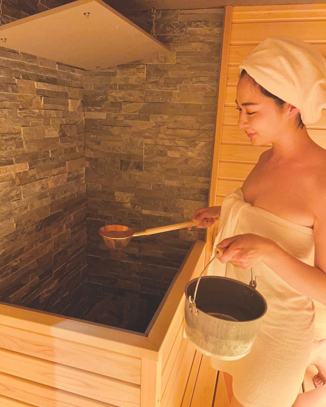 井咲アキのインスタグラム：「🧖🏻‍♀️🪵  最近、水風呂に入れるようになって サウナの醍醐味「ととのう」を 楽しめるようになった私🧖🏻‍♀️  東京 麻布十番にある"タルサウナ"に行ってきました！🪵  こちらのサウナ、投稿後に気づいたのだけれど 2023年1月14日にオープンしたばかりだそうです！😳  樽をモチーフにしていて、外観や内装が とってもお洒落でした！✨ 樽の水風呂がいいですよね〜☺️  赤いライトは"コラーゲンランプ" ととのいスペースで整いながら、 コラーゲンを生成をしてくれるなんて 最高すぎません？？🥺💕  エントランスで好きなアロマオイルをもらって、 香りに包まれながらロウリュを楽しめます！ 私はヒノキの香りを選びました！🌲🪵  サウナで整った後は、エントランスで、 「クラフトビール」「ワイン」「ジェラート」の どれか一つサービスでいただけます！！💓 私はピスタチオのジェラートをいただきました😋 (ぶっちゃけこれが一番テンション上がった🤣)  他にも、サウナ内にBluetoothがついていたり、 フェイスパックまでついてるアメニティーの充実さ、 急速に冷却してくれるクライオボックスが 用意されていたりと、サービスがとても充実しています！  だから少々お値段はしますが、 今バレンタインの期間限定で50%割引チケットが 販売されてるので、今ものすごいチャンスです！！💕💐 販売期間2/14〜2/19、使用期間〜3/31までです！✨ バレンタインギフトにもおすすめですよー♪🍫💝  ホームページから簡単に予約や チケットの購入ができるので、 ぜひ行ってみてください♪🧖🏻‍♀️  #タルサウナラボ麻布十番#麻布十番サウナ#サ活#サ活女子 #サウナ#サウナ女子#ロウリュ#アロマロウリュ #tarusaunalabo#sauna#saunalife#saunatime#löyly」