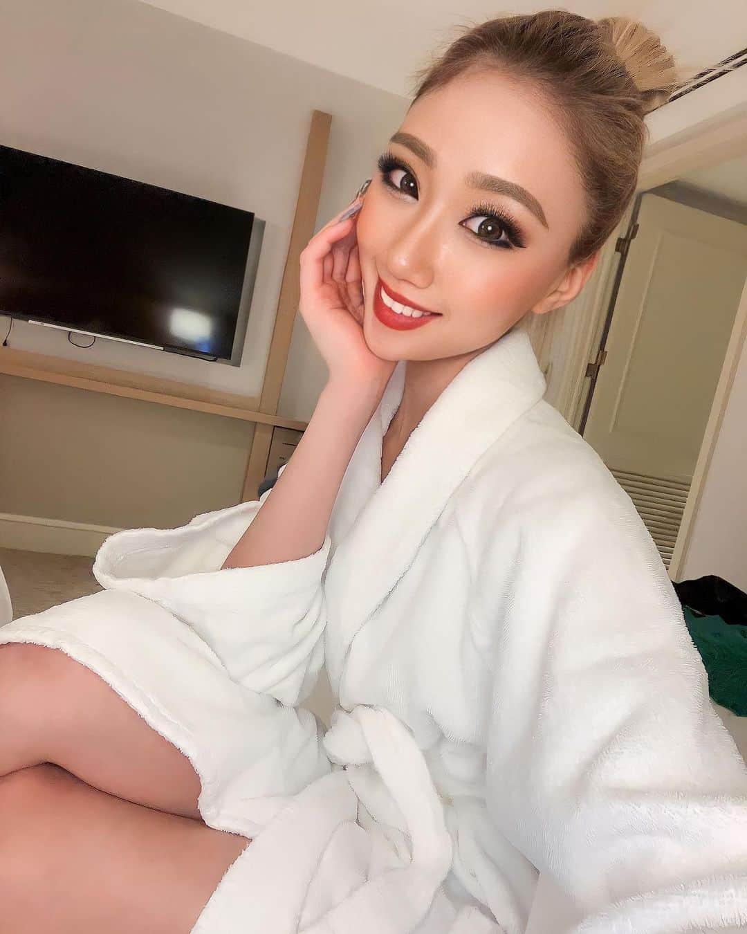 ENAのインスタグラム：「またメイク濃くなっちった😂  #神戸ベイシェラトン #バスローブ」