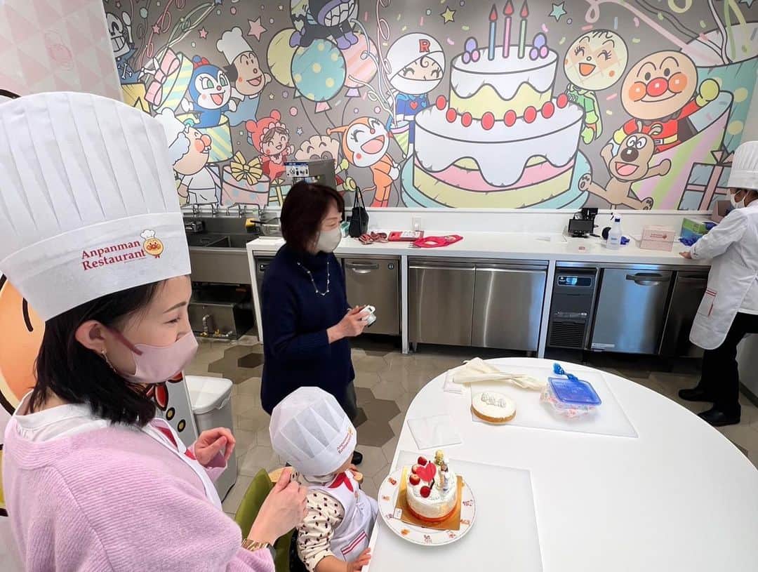 若林愛さんのインスタグラム写真 - (若林愛Instagram)「横浜アンパンマンミュージアムでのバースデープラン💝 ケーキは一緒にクリーム絞ってデコレーションしました🥰 調理室も可愛いーーーの❣️  私の手づくりアンパンマンのカチューシャに、ミュージアムの景品でGetした赤ちゃんマンのマント、ドキンちゃんのネックレスにバースデーメダルをつけて😂笑 盛りだくさん！！ それはそれはご満悦で帰ってからも毎日着用してます☺️✨笑 娘には本当に毎日大きな幸せをもらっています🥺✨可愛すぎて可愛すぎて…😭！！ 大きな愛でのびのびと育てたいです🥰 . #アンパンマンバースデー #2歳誕生日 #ケーキデコレーション #アンパンマンケーキ #アンパンマンミュージアム横浜 #アンパンマンミュージアム #ちびコック @yokohama_anpanman」2月16日 20時50分 - megumi.cl