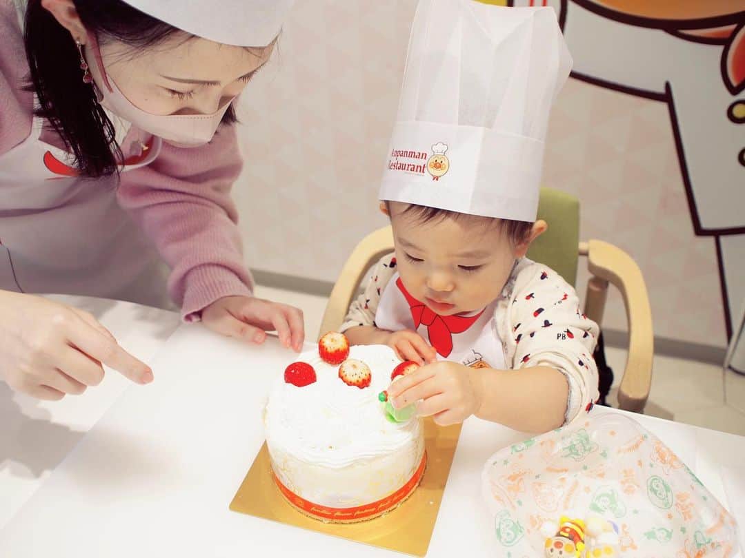 若林愛さんのインスタグラム写真 - (若林愛Instagram)「横浜アンパンマンミュージアムでのバースデープラン💝 ケーキは一緒にクリーム絞ってデコレーションしました🥰 調理室も可愛いーーーの❣️  私の手づくりアンパンマンのカチューシャに、ミュージアムの景品でGetした赤ちゃんマンのマント、ドキンちゃんのネックレスにバースデーメダルをつけて😂笑 盛りだくさん！！ それはそれはご満悦で帰ってからも毎日着用してます☺️✨笑 娘には本当に毎日大きな幸せをもらっています🥺✨可愛すぎて可愛すぎて…😭！！ 大きな愛でのびのびと育てたいです🥰 . #アンパンマンバースデー #2歳誕生日 #ケーキデコレーション #アンパンマンケーキ #アンパンマンミュージアム横浜 #アンパンマンミュージアム #ちびコック @yokohama_anpanman」2月16日 20時50分 - megumi.cl