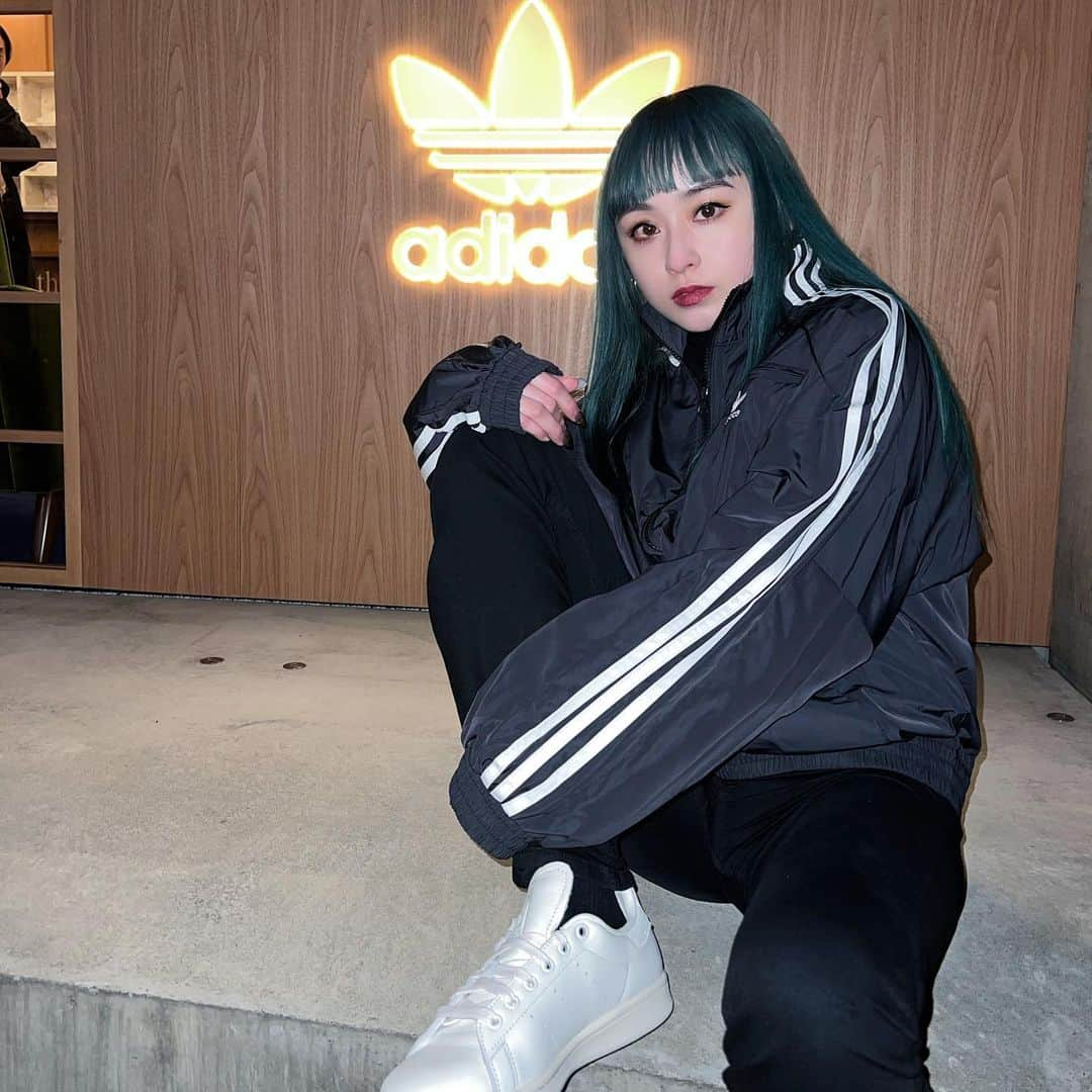 aoiのインスタグラム：「STAN SMITH STYLED WITH BLUE VERSIONの発売を記念した原宿のポップアップに一足早くお邪魔しました👟 StandByで明日から日曜までの限定なんだって！ ホテルライクで可愛い空間でした💕  @adidastokyo #StanSmith #スタンスミス  #createdwithadidas」