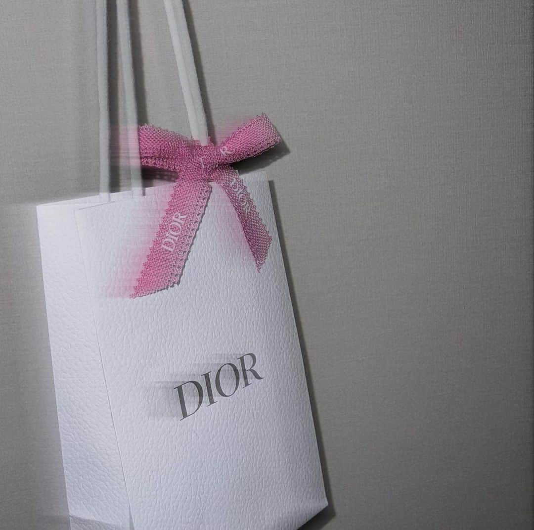 まいちのインスタグラム：「🤍🎀🤍  このピンクのリボンが かわちぃ。  #dior #diormakeup #cosme #makeup」