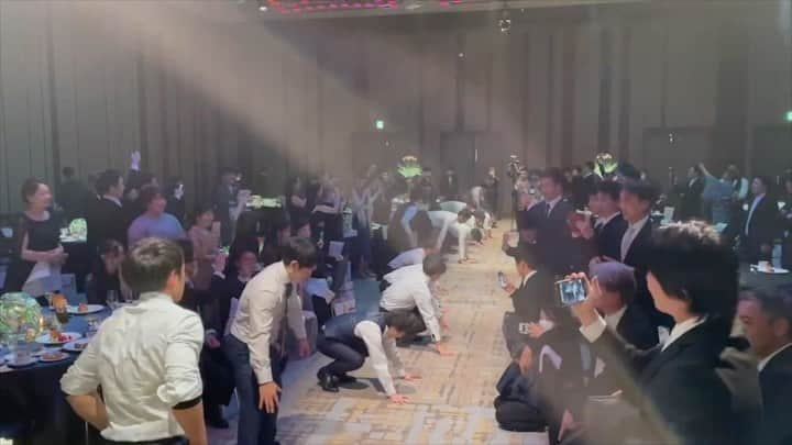 萱和磨のインスタグラム：「日本一レベルの高い倒立大会！ Japan's highest level handstand competition!  #結婚式 #倒立大会」