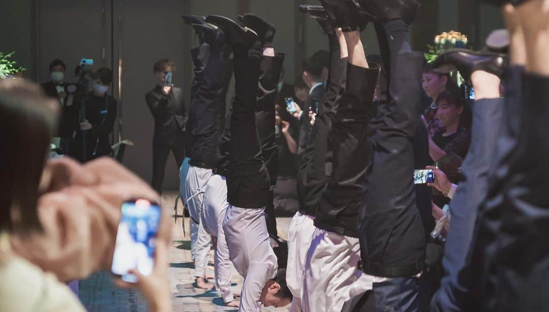 萱和磨さんのインスタグラム写真 - (萱和磨Instagram)「日本一レベルの高い倒立大会！ Japan's highest level handstand competition!  #結婚式 #倒立大会」2月16日 21時10分 - kazuma_kaya