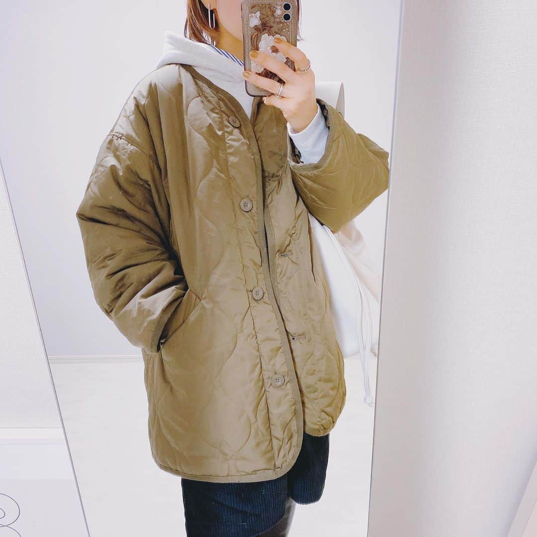 aiaiのインスタグラム：「𝕔𝕠𝕠𝕣𝕕𝕚𝕟𝕒𝕥𝕖  outer.sweat.bag @andme_official  shirt @uniqlo_jp  @uniqlo_with  @uniqlo  short pants @zakkabox_  boots  @welleg_shoes  コーデの詳細はブログに書いています。  ✍︎ ✎ ✍︎ ✎ ✍︎ ✎ ✍︎ ✎ ✍︎ ✎   #fashion#outfit#style#coordinate#instagood#ootd#pic#instapic#コーデ#コーディネート#スタイリング#プチプラコーデ#本日のコーデ#大人カジュアル#プチプラ  #カジュアル #ブーツコーデ#キルティングジャケット #ショートパンツ #ロングブーツ #スウェットコーデ #冬コーデ #冬服コーデ #ロングブーツコーデ」