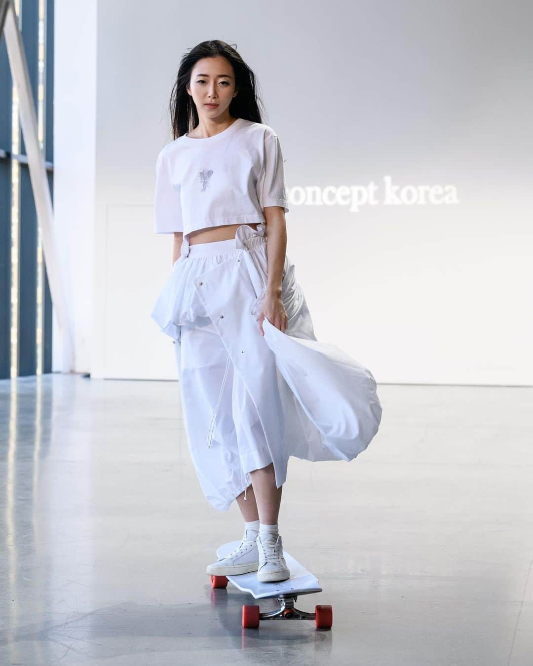 コ・ヒョジュのインスタグラム：「New York Fashion Week FW23 Concept Korea Show at Spring Studio in Soho, New York!!  I did the opening performance 🤍 It was an amazing experience for me🤩  Thank you all for sharing video clips and photos♥️  이날 찍은 백스테이지 비하인드 영상들은 조만간 편집해서 유튜브에 올릴게요!! (빨리 하라고 잔소리좀 해주세요🙏💦)  @kocca_fashion @nyfw @imgfocus @besfxxk_fashion_official @ulkin_official @cahiers_official  #NYFW #NYFW2023 #NewYorkFashionWeek #ConceptKorea #Hyojooko #Longboard #뉴욕패션위크 #컨셉코리아」