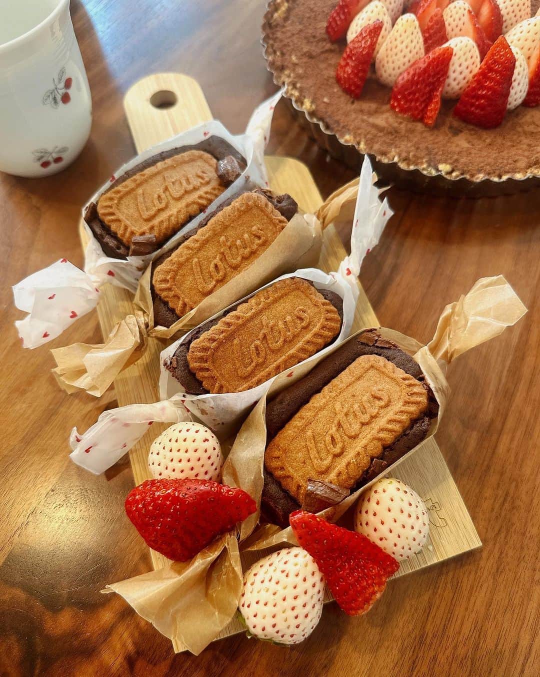のインスタグラム：「バレンタインはロータスブラウニーといちごチョコタルト作ったよう🍫🍓  お菓子作り普段忙しくてなかなか出来ないけど やっぱりやるとめっちゃたのしい‪ ·͜·♡‬」