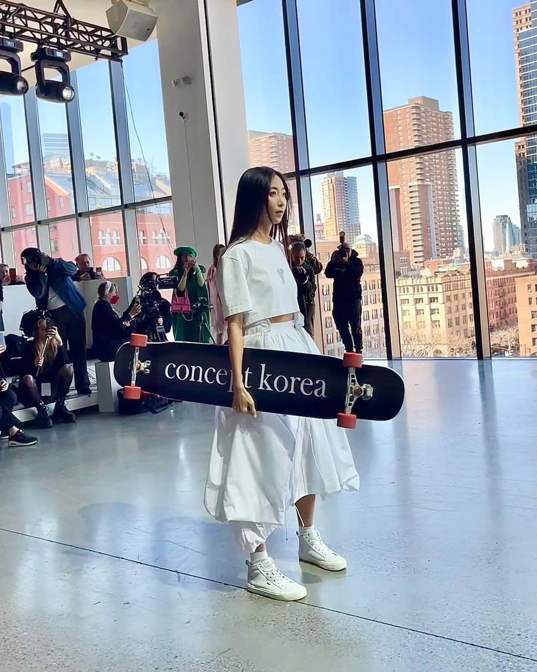 コ・ヒョジュさんのインスタグラム写真 - (コ・ヒョジュInstagram)「New York Fashion Week FW23 Concept Korea Show at Spring Studio in Soho, New York!!  I did the opening performance 🤍 It was an amazing experience for me🤩  Thank you all for sharing video clips and photos♥️  이날 찍은 백스테이지 비하인드 영상들은 조만간 편집해서 유튜브에 올릴게요!! (빨리 하라고 잔소리좀 해주세요🙏💦)  @kocca_fashion @nyfw @imgfocus @besfxxk_fashion_official @ulkin_official @cahiers_official  #NYFW #NYFW2023 #NewYorkFashionWeek #ConceptKorea #Hyojooko #Longboard #뉴욕패션위크 #컨셉코리아」2月16日 21時17分 - hyo_joo