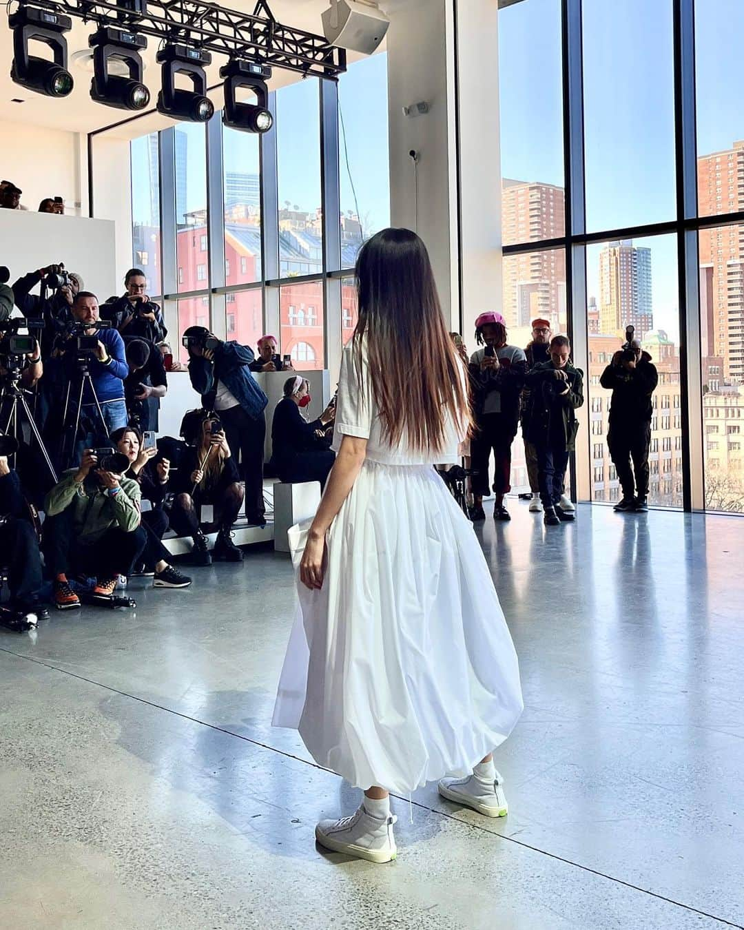 コ・ヒョジュさんのインスタグラム写真 - (コ・ヒョジュInstagram)「New York Fashion Week FW23 Concept Korea Show at Spring Studio in Soho, New York!!  I did the opening performance 🤍 It was an amazing experience for me🤩  Thank you all for sharing video clips and photos♥️  이날 찍은 백스테이지 비하인드 영상들은 조만간 편집해서 유튜브에 올릴게요!! (빨리 하라고 잔소리좀 해주세요🙏💦)  @kocca_fashion @nyfw @imgfocus @besfxxk_fashion_official @ulkin_official @cahiers_official  #NYFW #NYFW2023 #NewYorkFashionWeek #ConceptKorea #Hyojooko #Longboard #뉴욕패션위크 #컨셉코리아」2月16日 21時17分 - hyo_joo