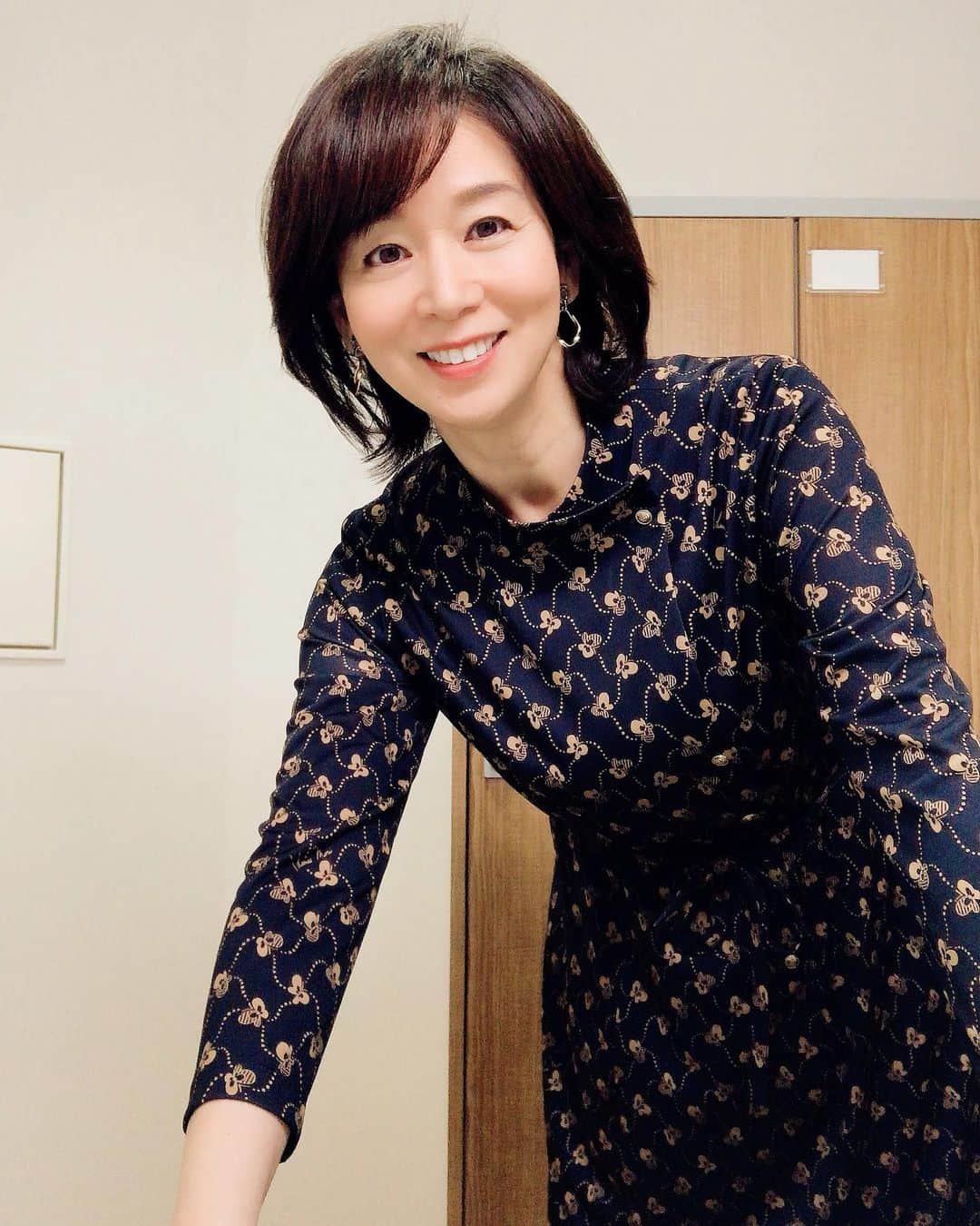 伊藤聡子のインスタグラム：「ten.の衣装はHANAE MORIのブラック✖️ページュの蝶模様のワンピースでした😊 福井県美浜町でいただいたランチ❣️ ぷりぷりのお刺身、焼き蟹🦀 やっぱり冬の日本海は素晴らしい🥰 #かんさい情報ネットten #美浜町#焼き蟹 #伊藤聡子」