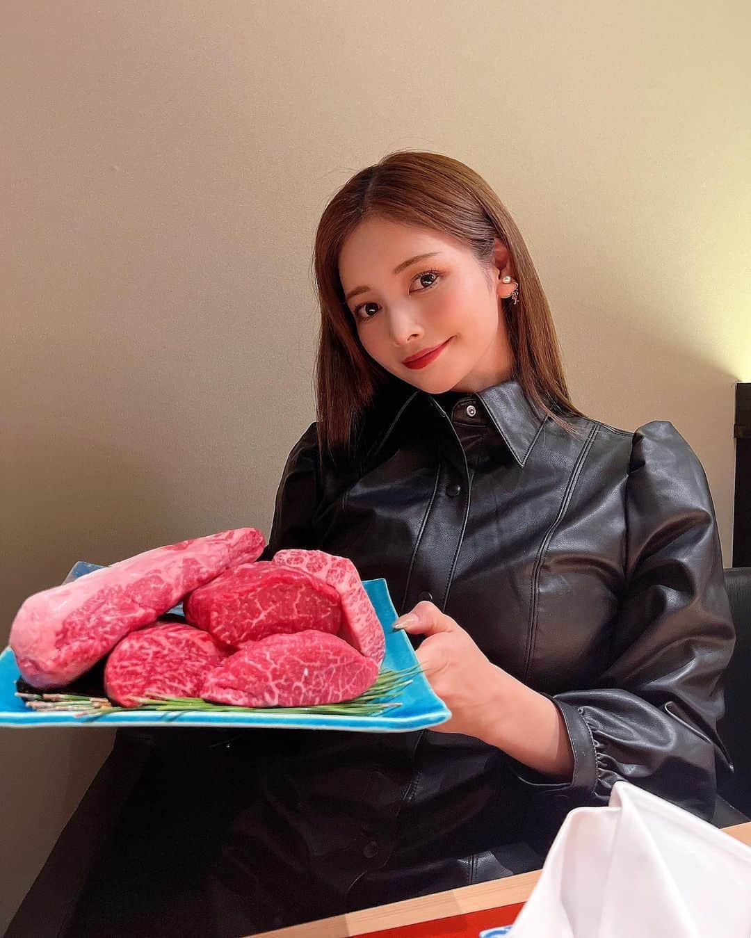 のインスタグラム：「肉料理 狐の嫁入り🦊🥩 @kitsune_yomeiri_kyoto  フルコース頂きました❤️ 品数も14品ほどありかなら豪華！ コスパ素晴らしいです👏🏻👏🏻👏🏻 一品一品こだわりが伝わり、美味しい楽しい👏🏻✨  そして〆のご飯の時に………… 最後の🦊に会いたくて行っちゃうかも？笑  ・ ・ ・ ・ ・ ・ ・ ・ ・ ・ ・ ・ ・ ・ ・ ・ ・ ・ #狐の嫁入り#肉料理#焼肉#焼肉屋#京都#京都ごはん#京都グルメ#京都ランチ#京都ディナー#京都デート#京都駅グルメ#京都散策#お肉#肉食#肉食女子#お肉大好き#高級焼肉#kyotofood#kyotojapan#kyototrip#京都観光#関西グルメ#デート#夫婦デート#個室#個室ディナー#グルメ女子#食べ歩き#京都食べ歩き#映えグルメ」