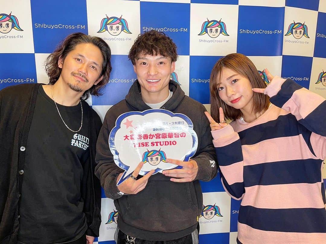 のインスタグラム：「【大貫彩香か宮原華音のRISESTUDIO】  毎月第1、第3木曜20:00〜  渋谷クロスFMにて公開収録。  今回はゲストは志朗選手に来ていただきました。  志朗選手の事を丸裸にできなくて反省です、、、  3.26 RISE ELDORADOでのバンダム級の世界タイトルマッチ期待しています。  試合前なのに選手の皆さんが出演してくれるのはRISE STUDIOのいい所ですね。  志朗選手、1番の追込み時期なのにありがとうございました。」