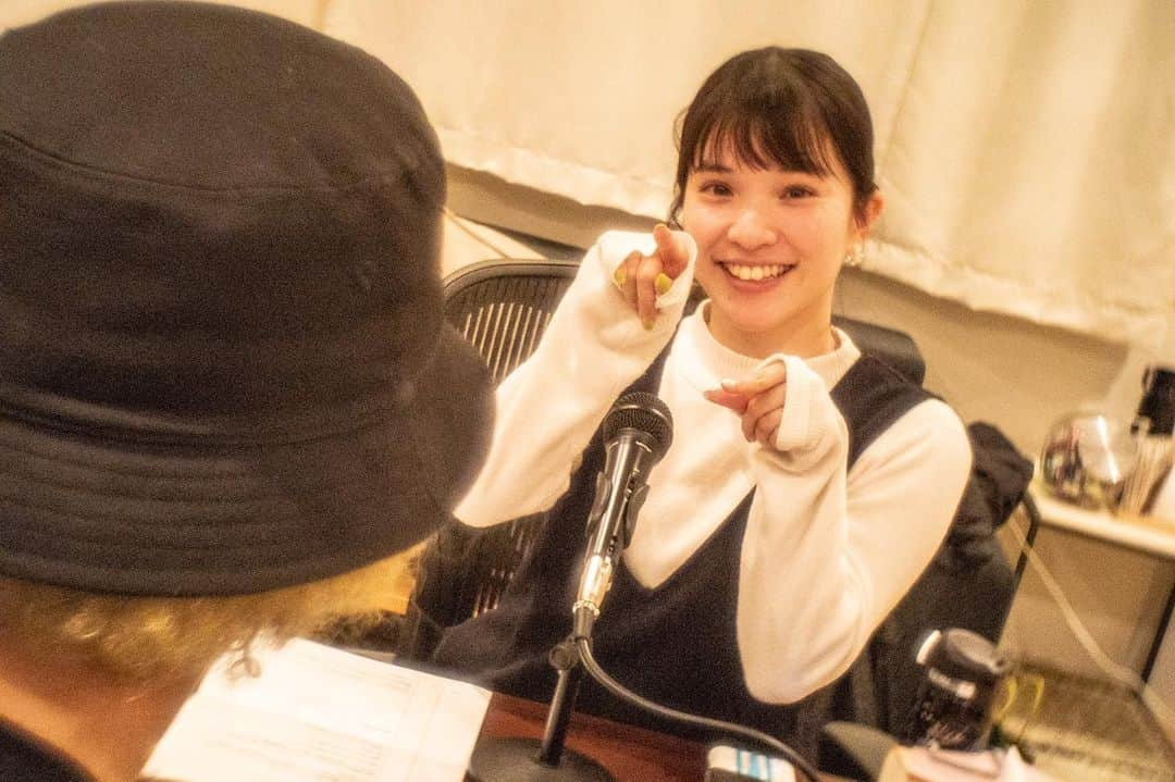 仮谷せいらのインスタグラム：「毎週木曜日20時〜は #BSCラジオ にて Music dept 📻放送中です✨ (略して #エムデプ)  写真は、カメラが趣味なスタッフさんが 撮ってくださりました📸 来週はゲストにニューカマーが…？！笑  毎週色々な音楽をお届けしてるので 是非聴いてみてくださいね🥰  #agehasprings」