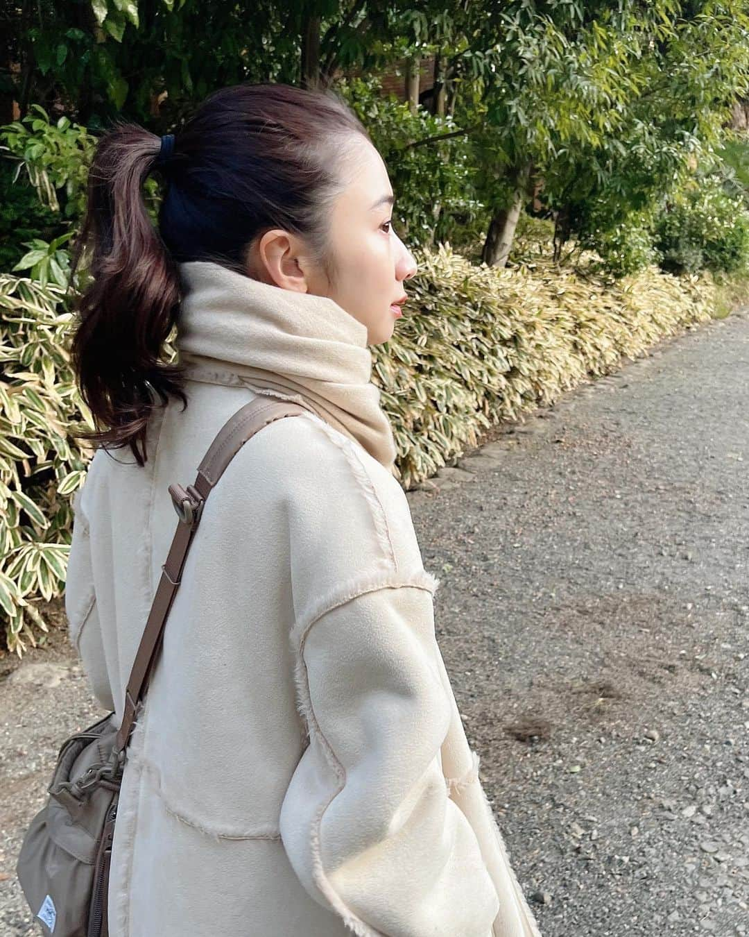 田原可南子さんのインスタグラム写真 - (田原可南子Instagram)「なんで家族を続けるの？ 内田也哉子さん、中野信子さんの対談本がとても面白かったです📚  多様な見方を知って 気持ちの転換を学んで 価値観をぐんぐん掻き回して それでいて安心もできる、そんな本。 数年前の自分に渡してあげたい！  幸せのかたちを微分で知る という原理を知ると楽になれる。 終わることがないサイクルの一部分がライフ という考え方には希望を感じる。 すてきなお二人によるハッとさせられることばが たくさん散りばめられています🕊️  脳科学的な見解にはわかりやすく興味深いお話がたくさん！ たとえば 脳は30歳までは未完成、だとか 「美しさ」と「正しさ」は脳の同じ領域で判断する、だとか…  なんだかね 脳みそがパンクしてしまいそう🧠  中野さんによるあとがきのおわりが心に残りました。  #なんで家族を続けるの #内田也哉子 さん #中野信子 さん」2月16日 21時36分 - kanakotahara