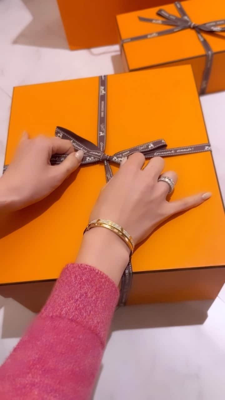 のインスタグラム：「I am so bad at unboxings😂  開封動画こんなに下手な人いますかって感じですが 久しぶりにエルメス🍊　投稿✨  Rose Mexico porosus lisse Birkin 25 実は初のポロサス🐊  エルメス博士タイム👩‍🎓 ポロサスというのは🐊、実はクロコの中でも種類があって。見分け方としては、柄の中に小さい点が入ってるのです🍊 ポロサスがエルメスでは1番高いランクらしいです！ すごく貴重✨ 艶が美しい🍊  そして色がローズメキシコ🇲🇽 大好きな派手派手なピンクちゃん💕 普通のバーキンでも持ってますが、 差し色としてすごく使いやすい❣️ ハナちゃんカラー❤️❤️ (ハナ先生産んでから何故かピンクにすごく惹かれるようにw)  大事に使います😆 他にも実は購入品あるのでまた今度載せますね💕  #hermeslover #birkin25 #rosemexico」