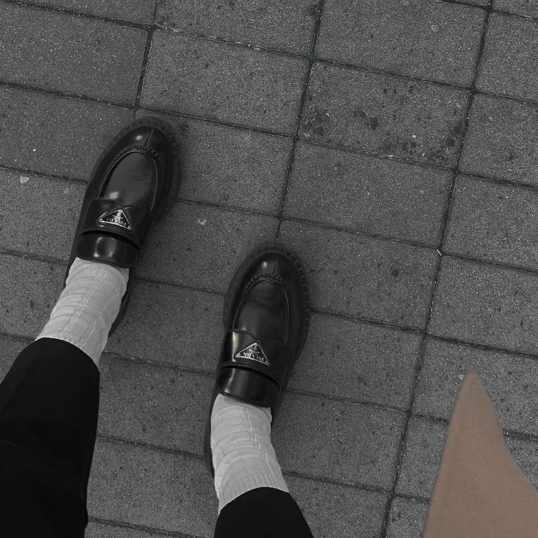 真部理子さんのインスタグラム写真 - (真部理子Instagram)「👓🎬 ⁡ 素敵な休日に連れて行ってくれて ありがとう 𝑚𝑦 𝑠ℎ𝑜𝑒𝑠𓂃❤︎︎ お仕事のご褒美で買ったこの靴、 もっと沢山履いてあげたい。 ⁡ 並木通りはいいな、 今日もいっぱい知り合いに出会えました。 ⁡ ⁡ #prada #プラダ #pradashoes #プラダローファー #プラダ靴 #ローファー #ローファーコーデ #パーソナルトレーナー #モデル #休日の過ごし方 #広島 #広島並木通り」2月16日 21時59分 - riko_manabe