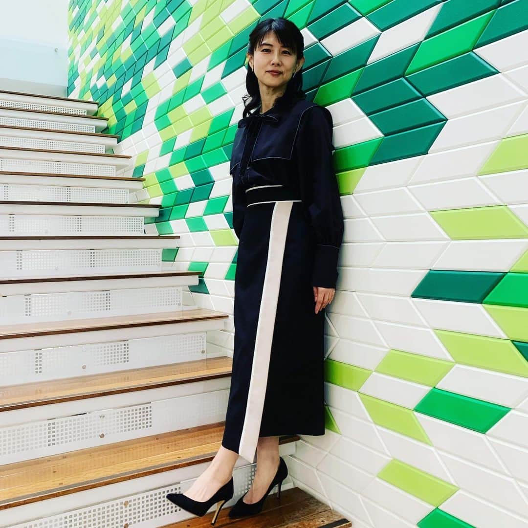 中江有里のインスタグラム：「MBS「よんチャンTV」に出演しました。 2回目です😊  帰りの新幹線が遅れ、時間が空いたのできつねうどん。 甘いおあげと出汁が好き。この出汁に浸かりたい。。。  約40分遅れで新幹線は動き出しました！ 本日中に帰宅できそうです。  #中江有里  #よんチャンTV」