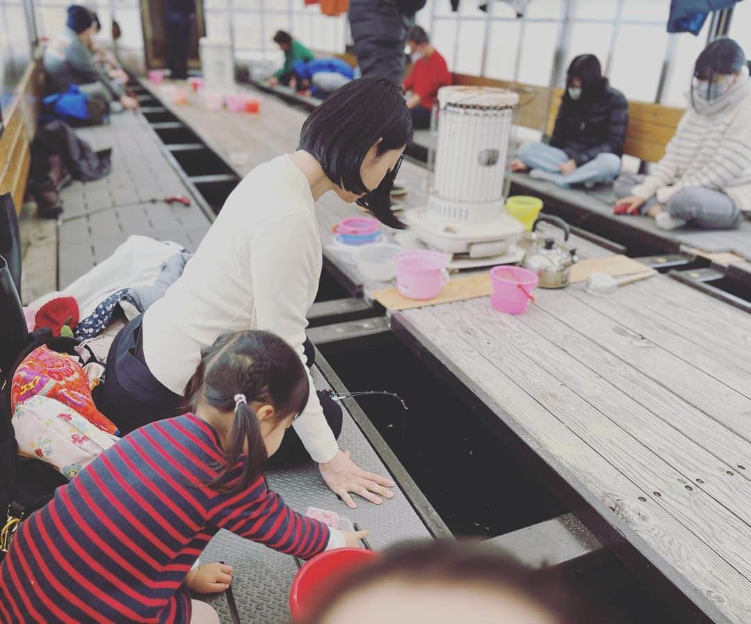 肘井美佳さんのインスタグラム写真 - (肘井美佳Instagram)「What am I waiting for…?   私は何をしているでしょうか？ じっと何かを待っているような…  答えは次回に置いといて、  新しいAirペイのCMがオンエアになっております！  2023年に入って初めてのバージョン。 是非是非見てもらえると嬉しいです。  今年もどうぞ、Airペイをよろしくお願い致します。  #Airペイ #新しいCM #スピーディーなやりとり #衣装の前かけは監督のオリジナルデザイン #密かに映り込む頭 #まてどもまてどもこない」2月16日 22時14分 - mikahijii