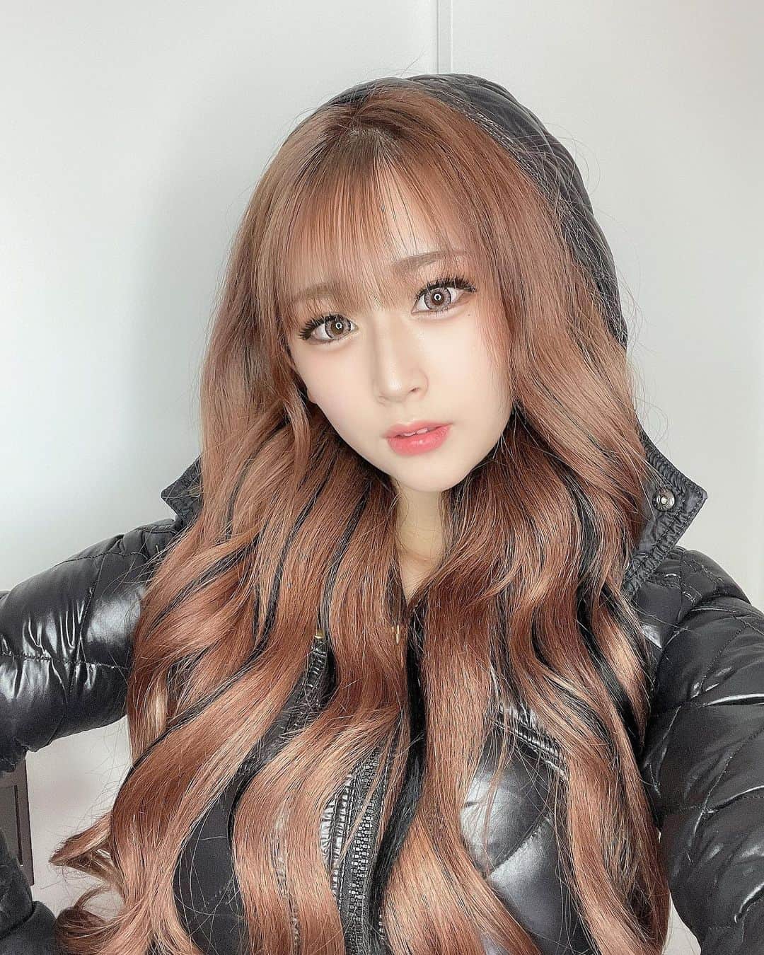 のインスタグラム：「☺︎ 遅くなっちゃったけど ニューヘアー🧑🏻‍💻💖  今回はちょっと暗くして、エクステでローライトとハイライト入れました🖤 久々にローライト入れたけどやっぱりかわいい🖤🖤🖤  今回も落合さんにして頂いたよ(^._.^)!!  ローライトおそろいしましょう🫂   #心斎橋エクステ」