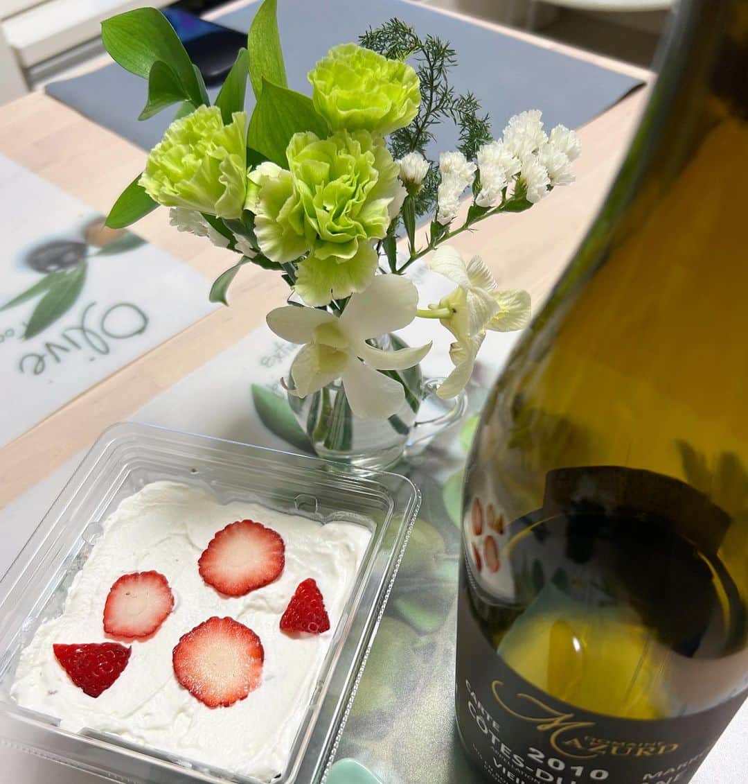 のインスタグラム：「. HBD my mom🤎🤎🤎 . . 親になって更に母の存在 そしてここまで育ててくれた事に感謝する日々。 これから先もずっとずっと 元気で健康でいてください🤍 それが一番の願い🌼 . . . . . #hbd #flower #flowers #birthday #birthdaycake #Bloomee #2児のママ #兄弟ママ #instagood #instalike #followme」