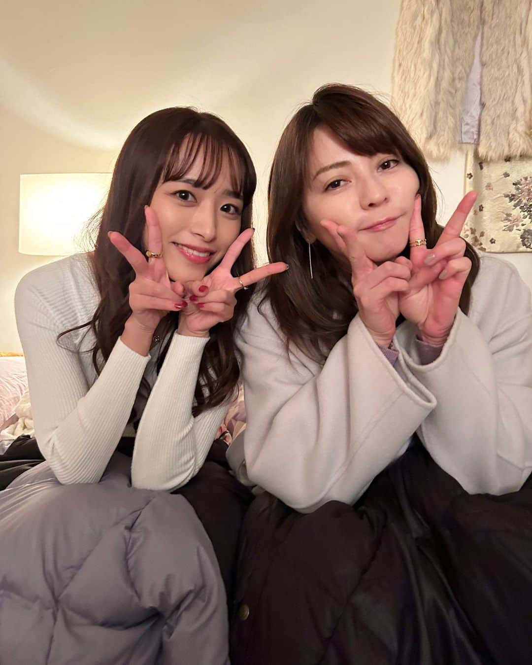 近藤千尋のインスタグラム：「明日は 朝、ラヴィットと 100万回言えばよかった 是非見てくださいね📺🫶🏻❤️  香里奈さんと撮影合間に 撮って頂きました💕 優しくて沢山お話ししてくださって🥹💗 本当に優しい大先輩です！！！  @hyakumankai_tbs  涼香と莉桜のツーショット🤭💓  謎がどんどん解き明かされていきます！！」