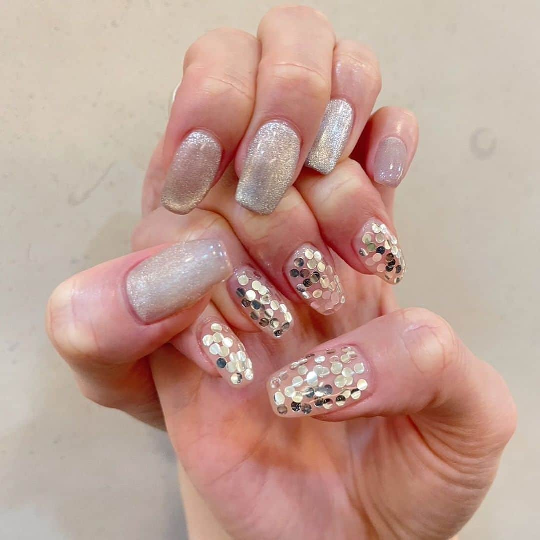 Hitoさんのインスタグラム写真 - (HitoInstagram)「. kirakira🪩🪩  #newnail #nail #マグネットネイル #ホロネイル #affinitanail」2月16日 22時27分 - hito0806