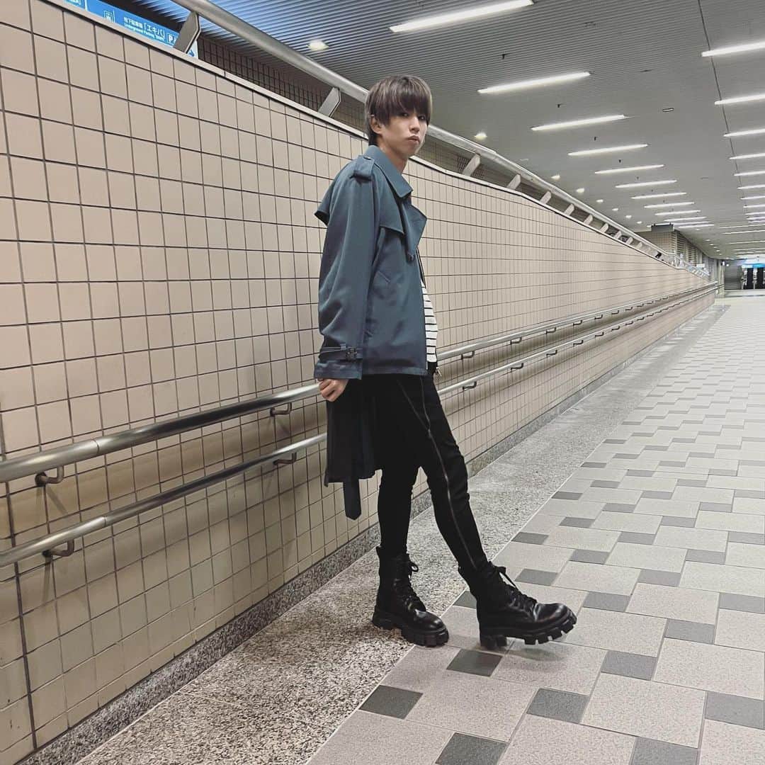 はじめしゃちょーのインスタグラム：「前から見ると普通だけど 後ろから見るとロングコート😎  @prada  @kolorofficial」