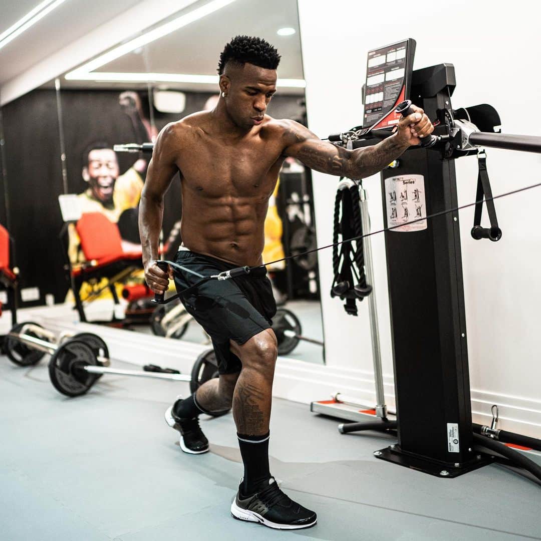 ヴィニシウス・ジュニオールのインスタグラム：「Hard work never stops… 💪🏾」