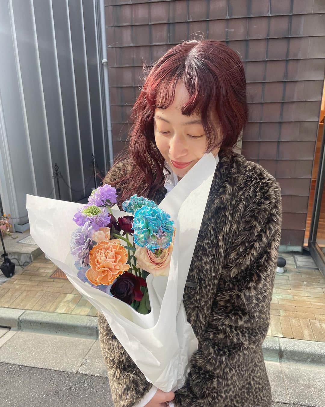 Nana Ninomiyaのインスタグラム：「自然光と花グー( ◠‿◠ )👍🏽 髪色いい感じ❣️」