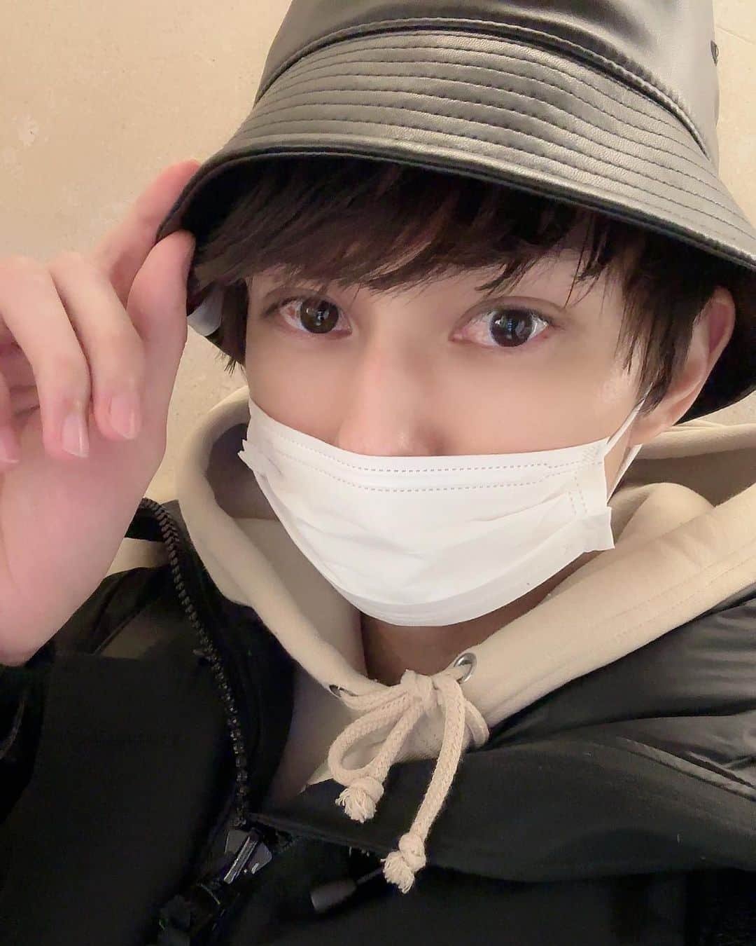 のインスタグラム：「なめ猫稽古終盤戦！！！ 明日も頑張ります🐱  #舞台 #なめ猫 #noblecalmer #fashion #model #artist #actor #tiffany #일상 #데일리 #데일리 #좋아요 #셀피 #japan #tokyo #good #love #photooftheday #beautiful #happy #cute #selfie #me #nature #instagram #instagood #insta #instafashion #instamood #instadaily #Collars」