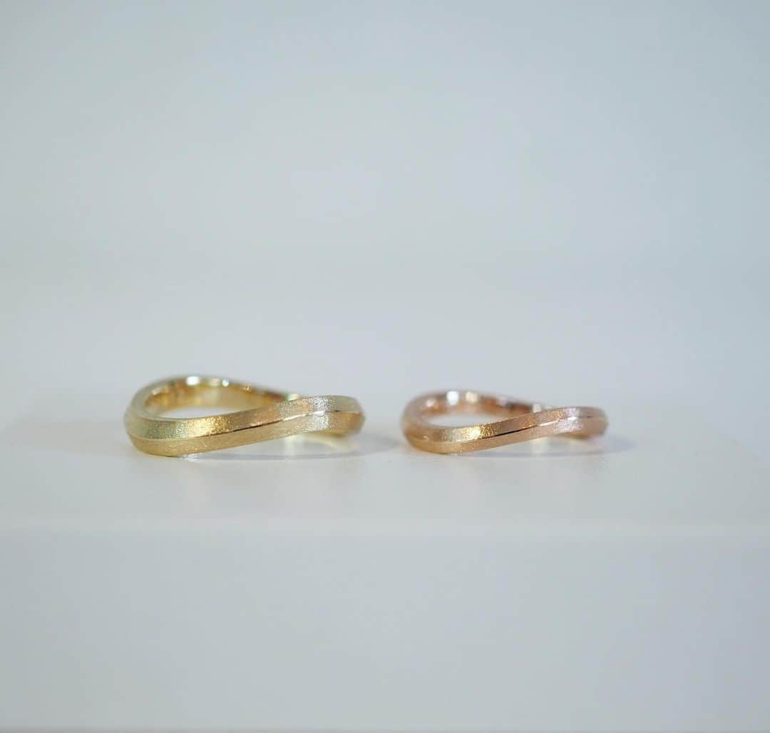 常岡康弘のインスタグラム：「K18YG&PG / marriage ring . リング表面を細かく削り、通常のゴールド&ピンクゴールドとは少し違った風合いで仕上げたマリッジリング(結婚指輪)  【POP-UP STORE】 2月22日〜2月28日 福岡 岩田屋本店新館 10:00-20:00  #tsuneokajewelry#マリッジリング#結婚指輪#オーダーメイド」