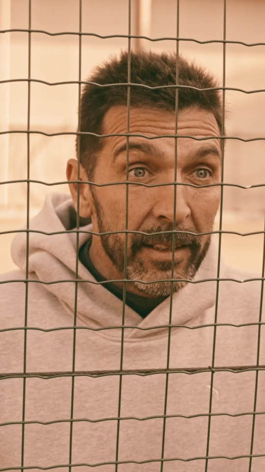 ジャンルイジ・ブッフォンのインスタグラム：「💥⚽🇮🇹🌍✨ Gigi Buffon tornerà ai Mondiali di Berlino? FUORI LO SPOT  Per ora il fuoriclasse del calcio italiano è entrato in campo non solo " in porta"  ma, soprattutto, per tifare forte i nostri Atleti azzurri che rappresenteranno l'Italia ai prossimi Giochi Mondiali Estivi Special Olympics, dal 17 al 25 giugno 2023. Che GOAL! ⚽🥇  😁💥Per lo spot grazie alla simpatia dei calciatori: Gianluigi Buffon, Alberto Aiuppa, Davide Buttarelli, Andrea Craviari, Francesco Grossi, Giovanni Loreti, Francesco Mosca, Samuele Pattini, Joel Tranchina e Andi Triulzi.   #GianluigiBuffon | #GigiBuffon | #Buffon | #Berlin2023 | #TeamItalia | #SpecialOlympics | #UnbeatableTogether」