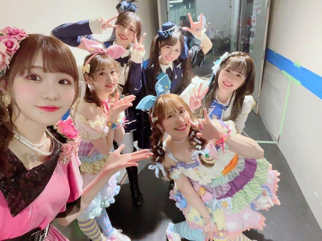 松嵜麗のインスタグラム：「横写真〜  いろーんなアイドルたちとお写真撮れたよ☺️  #アイマスmoiw2023  #アイマスmoiw2023_day2  #アイドルマスター #合同ライブ」