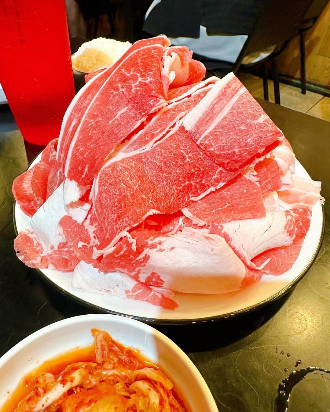 高橋理洋のインスタグラム：「SikDoRak 朝四時までやってる韓国焼肉 25ドルで食べ放題。お得 店の名前は食の道楽？もしくは食堂？誰か韓国語できる人おしえて🙂  @sikdorak808   #高橋理洋  #ハワイ  #ハワイグルメ  #ハワイ旅行  #焼肉食べ放題  #shikdorak  #リヨログ  #gaac2」